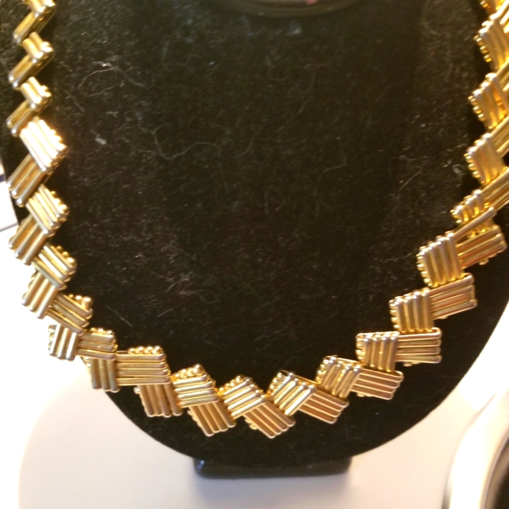 Goldtone 18inch necklace
